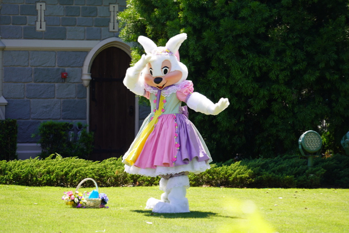 Mr. & Mrs Easter Bunny Appear in Fun Distanced Character Experience at Magic Kingdom 2021 – Mousesteps