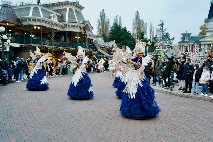 65 Daytime Photos of Mickey’s Dazzling Christmas Parade at Disneyland ...