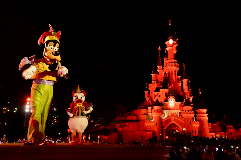 Mickey's Dazzling Christmas Parade Stage with Goofy and Daisy - 2021