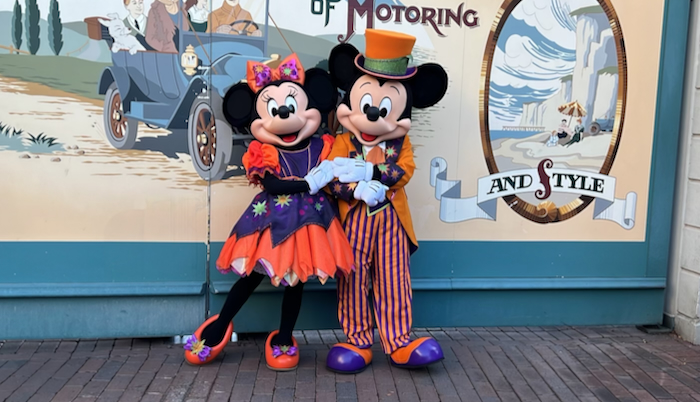 Mickey and Minnie Pose in new Halloween costumes at Disneyland Paris