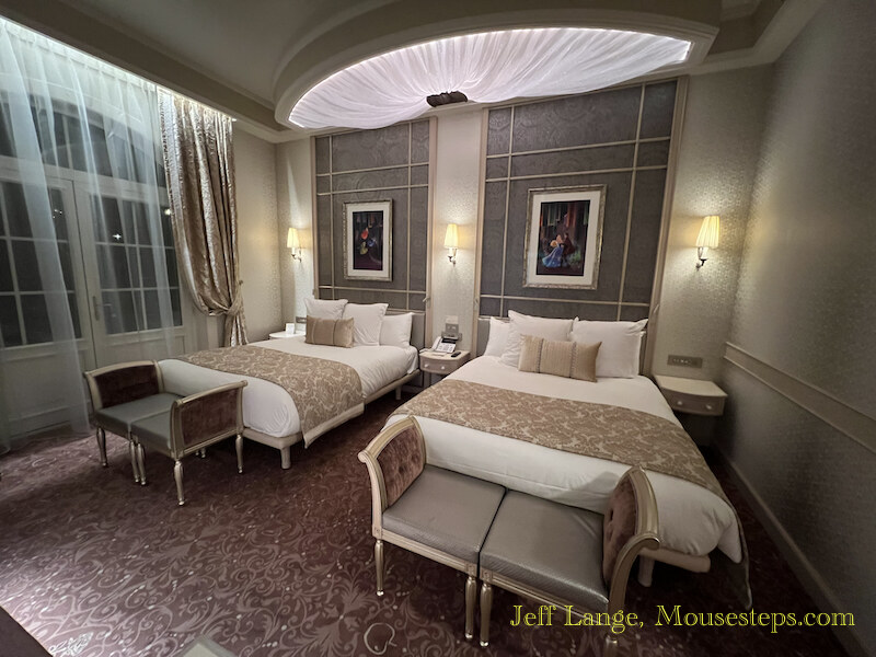 Disneyland Hotel Deluxe Room - Sleeping Beauty Theme at Disneyland Paris