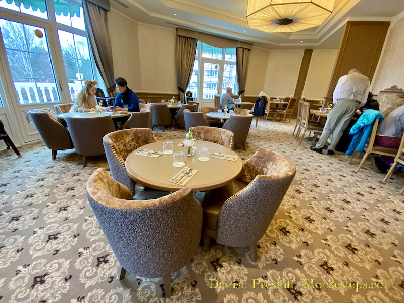 Deluxe Lounge at Disneyland Hotel in Disneyland Paris