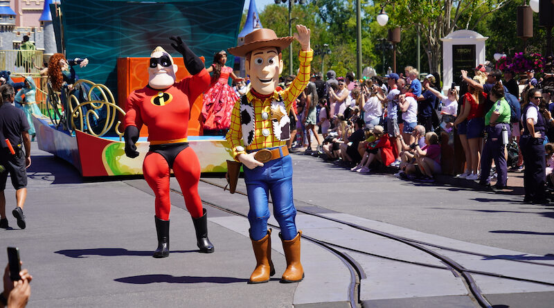 Disney Adventure Friends Cavalcade - Woody and Mr. Incredible